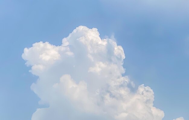 Lucht en pluizig wolkenlandschap in de ochtend is ongelooflijk rustgevend om de daghemel en pluizig te beginnen