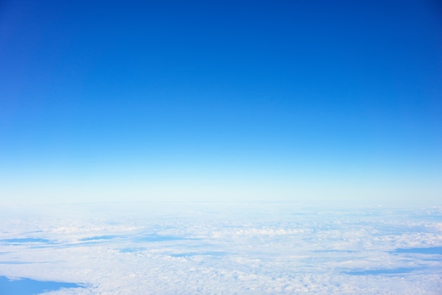 Lucht en wolken gezien vanuit het raam van een vliegtuig