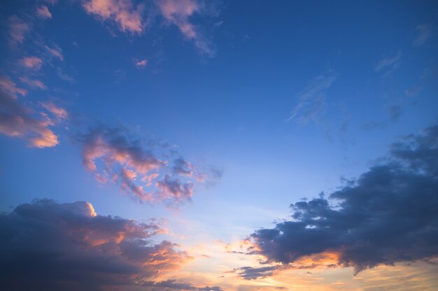 Lucht en wolken in de avond