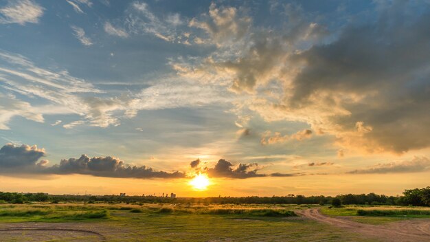 Lucht en wolken, zonsondergang of zonsopgang (omgekeerd), Wolken golvend.