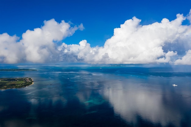 Lucht en zee op het eiland Ishigaki in Japan