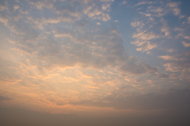 Lucht en zonneschijn in de ochtend