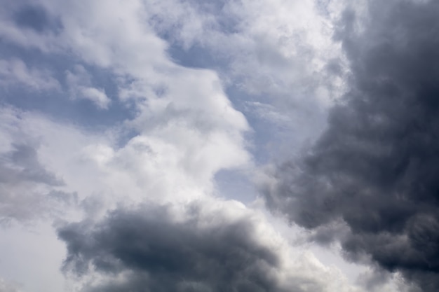 Lucht en zware wolken