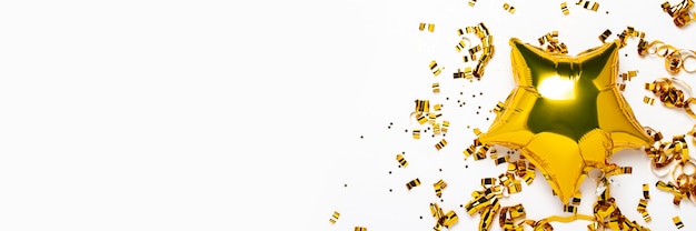 Lucht gouden ballonnen ster en confetti vorm op een witte achtergrond.