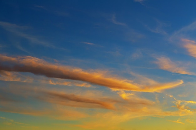 Lucht, heldere blauwe, oranje en gele kleuren zonsondergang.