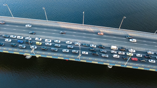 Lucht hoogste mening van automobiele de opstopping van de brugweg van vele auto's van hierboven, het concept van het stadsvervoer