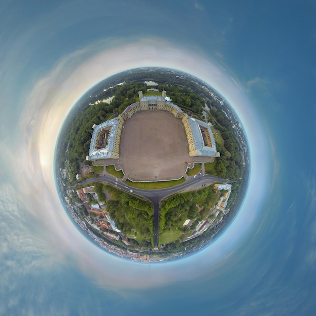 lucht kleine planeet boven het Gatchina-paleis Foto van hoge kwaliteit