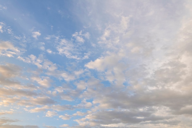 Lucht met kleine wolken bij zonsondergang