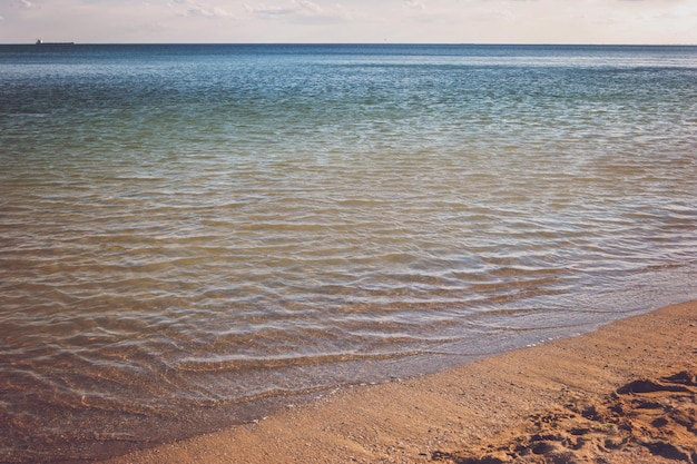 Lucht met kustzand met water perfecte plek voor zomervakantie surfen en zwemmen