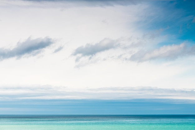 Lucht met witte en blauwe wolken boven de blauwe zee Abstracte zomer natuur achtergrond