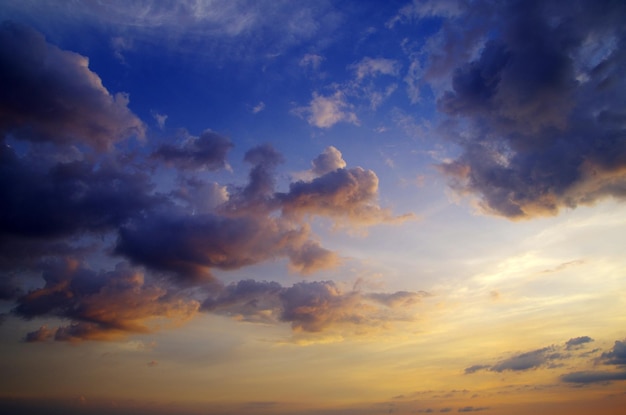 Lucht met wolken en zon