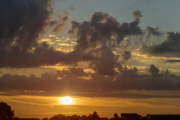 Lucht natuur op zonsondergang luchtfoto boven wolken met dramatisch licht