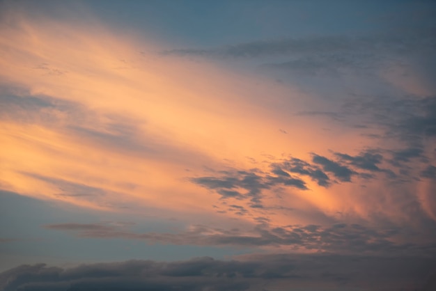 Lucht prachtige natuur ochtend zonsopgang of zonsondergang landschap rode lucht oranje en blauwe wolken