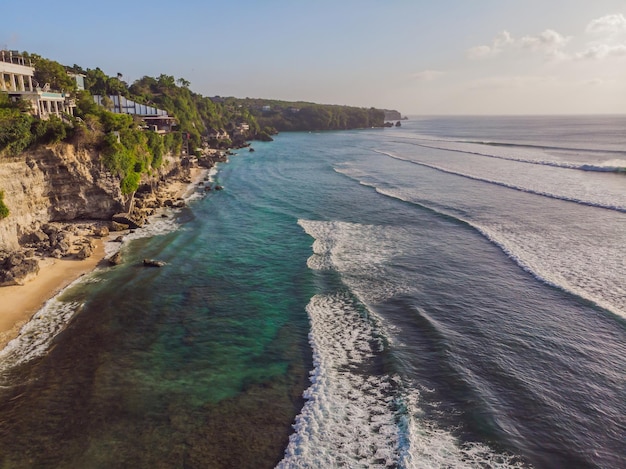 Lucht schot. Foto's van de drone. Strand Dreamland Bali Indonesië.