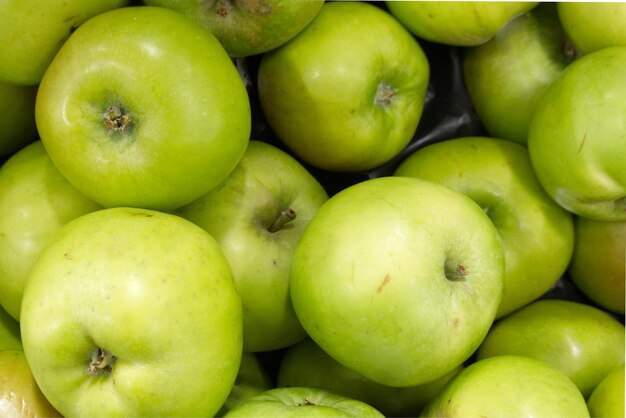 Lucht schot van groene verse Bramley-appels - achtergrondconcept