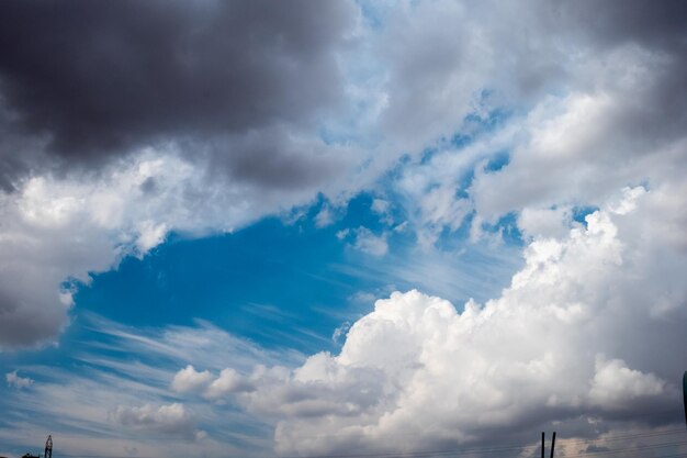 Lucht vol witte mooie wolken