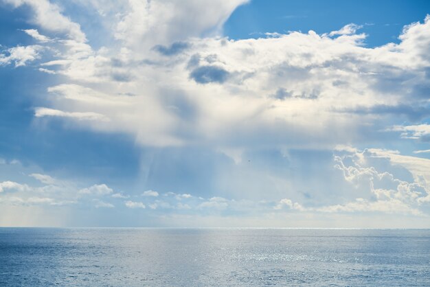 Lucht, wolken en zee achtergrond