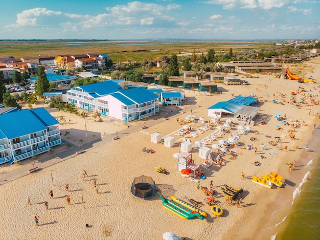 Lucht zomervakantie op zee Mensen op het strand