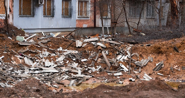 Luchtafweerinstallatie door rusland van een flatgebouw van burgers in kherson, oekraïne