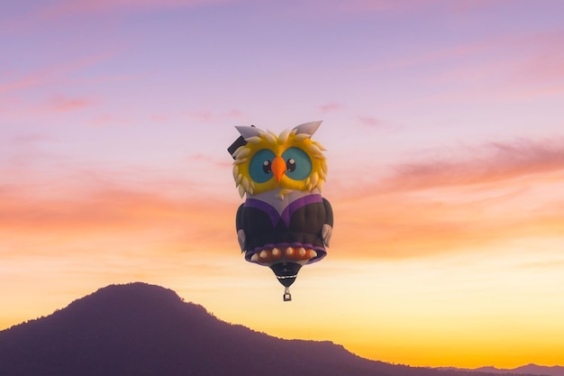 Luchtballonnen in verschillende kleuren tegen een kleurrijke zonsopganghemel