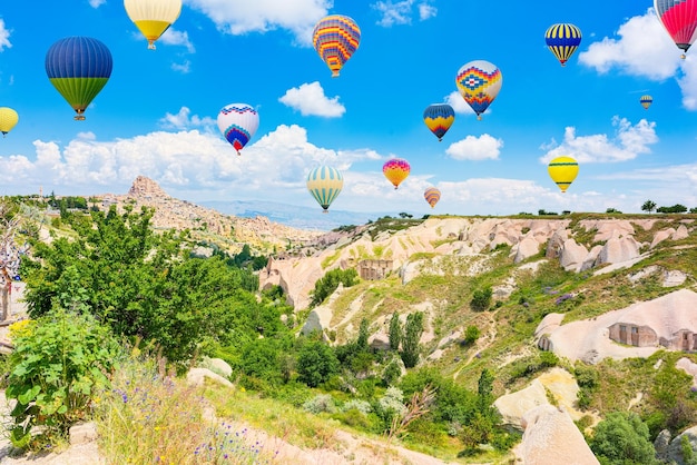 Foto luchtballonnen op een unieke natuurlijke plek in de cappadocië-vallei van love turkiye