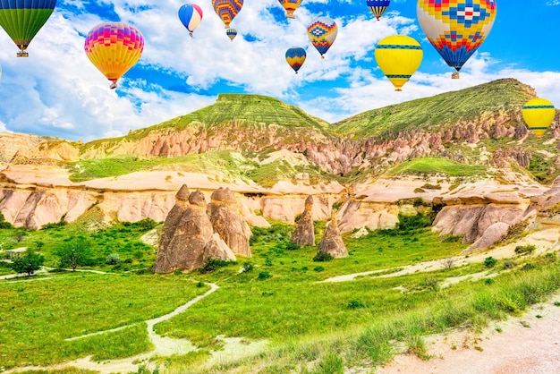 Foto luchtballonnen op een unieke natuurlijke plek in de cappadocië-vallei van love turkiye