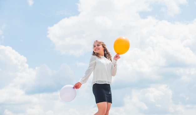 Luchtballonnen voor feest vrolijk meisje veel plezier zomervakantie en vakantie kindergeluk vrolijke tiener vieren spelen met lucht geluk is eenvoudig gelukconcept vrijheidsconcept