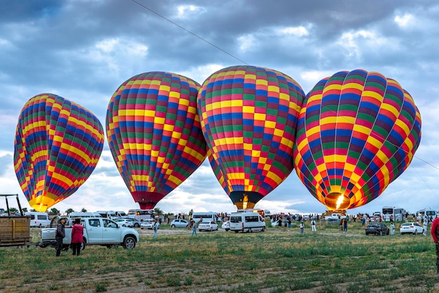 Luchtballonnen worden klaargemaakt voor de ochtendvlucht