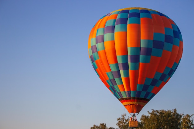 Luchtballonvlucht Makariv Oekraïne Kleurrijke luchtballon ovet bomen Actieve levensstijl