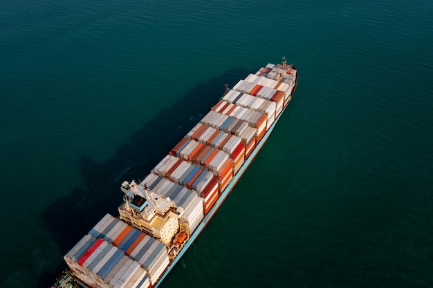 Luchtbeeld containerschip groot drijvend vrachtschip dat commerciële containers in import-export vervoert