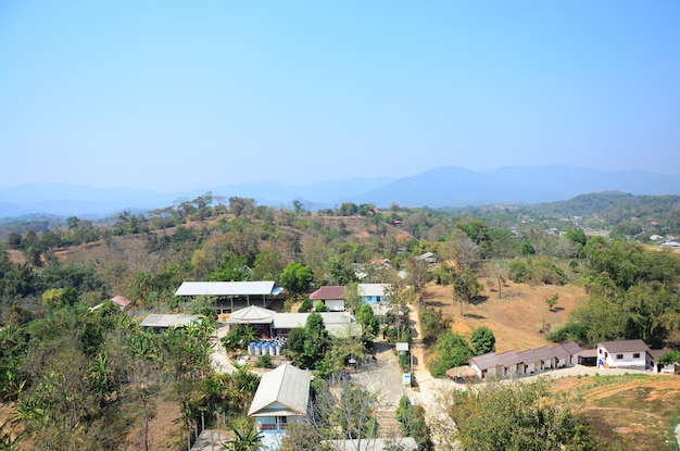 Luchtbeeld landschap plaatselijk Rim Kok dorp landelijk en Chiangrai land landschap op de berg heuvel van Wat Huay Pla Kang tempel voor de Thaise mensen een buitenlandse reiziger reisbezoek in Chiang Rai Thailand