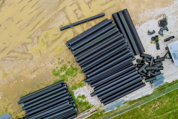 Foto luchtbeeld nieuwe zwarte plastic leidingen voor het afvoersysteem bij de bouw van een nieuw huis