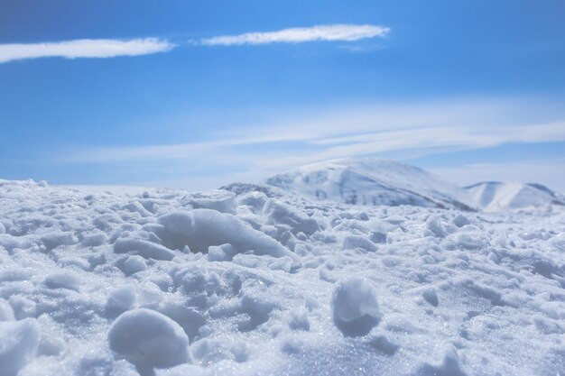 Luchtbeeld van besneeuwde bergen tegen de lucht