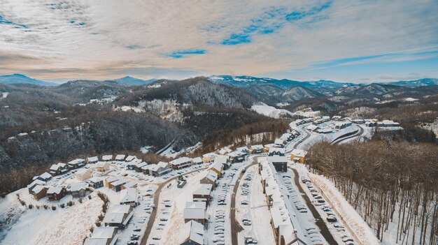 Foto luchtbeeld van besneeuwde bergen tegen de lucht