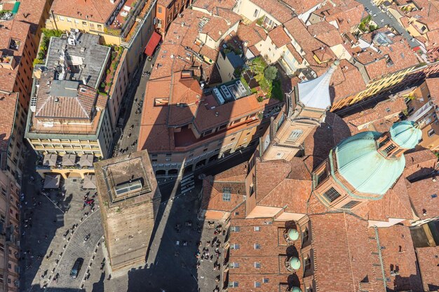 Foto luchtbeeld van bologna vanaf de asinelli-toren in italië