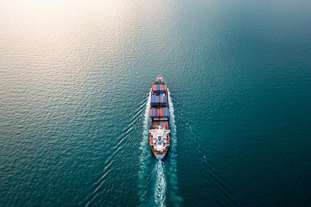 Foto luchtbeeld van bovenaf van een drone-containerschip of vrachtschepen voor logistieke zakelijke diensten