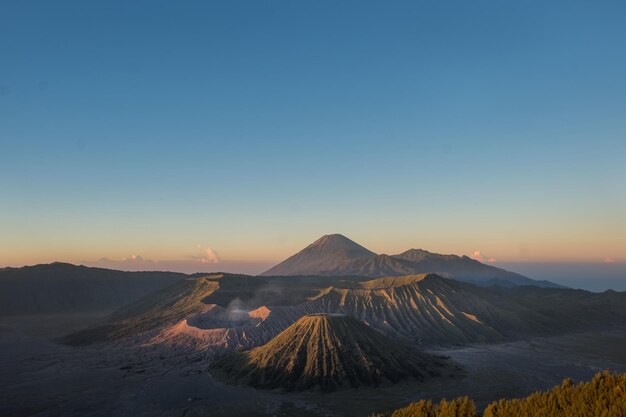 Foto luchtbeeld van de berg bromo tegen een heldere lucht bij zonsondergang