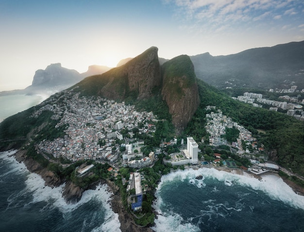 Foto luchtbeeld van de berg dois irmaos morro dois ermaos met vidigal favela rio de janeiro brazilië