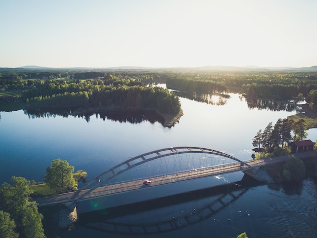 Foto luchtbeeld van de brug over het meer tegen de lucht