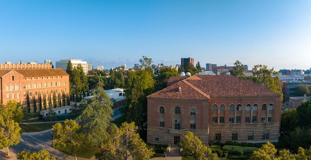 Luchtbeeld van de campus van de Universiteit van Zuid-Californië met historische gebouwen op een zonnige dag