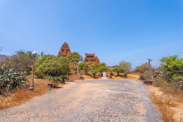 Foto luchtbeeld van de cham torens po klong garai ninh thuan provincie vietnam