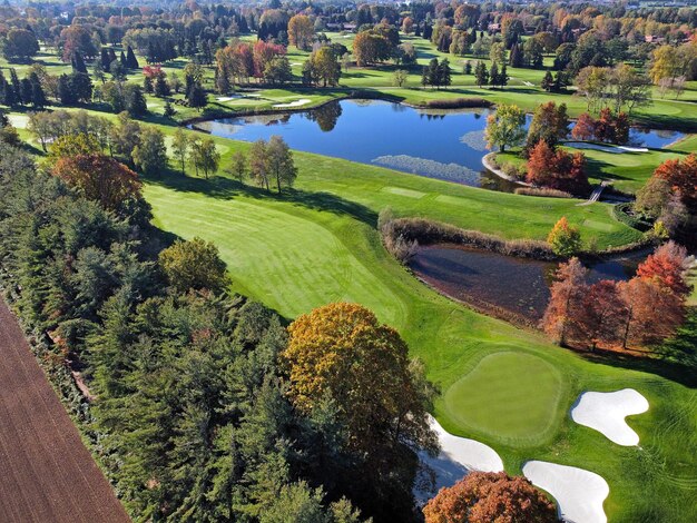 Foto luchtbeeld van de golfbaan