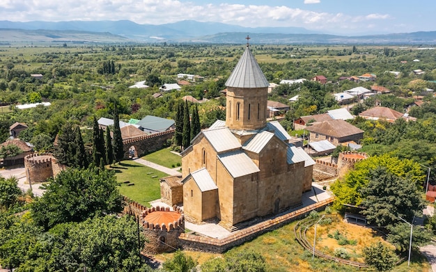 Luchtbeeld van de kathedraal van Tsilkani in Georgië