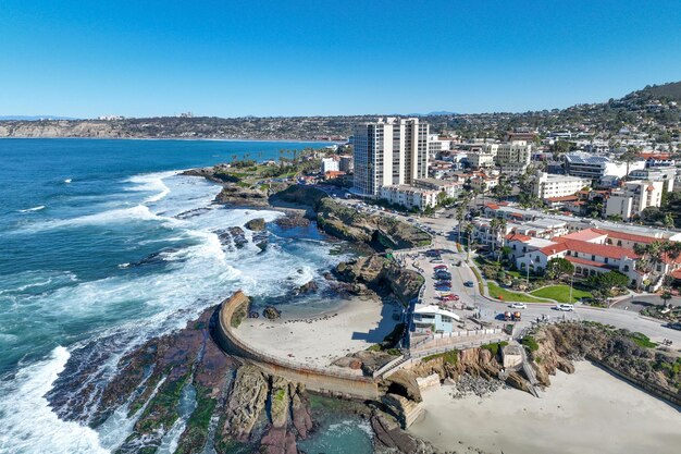 Luchtbeeld van de kliffen van La Jolla en de kustlijn van San Diego, Californië, VS.