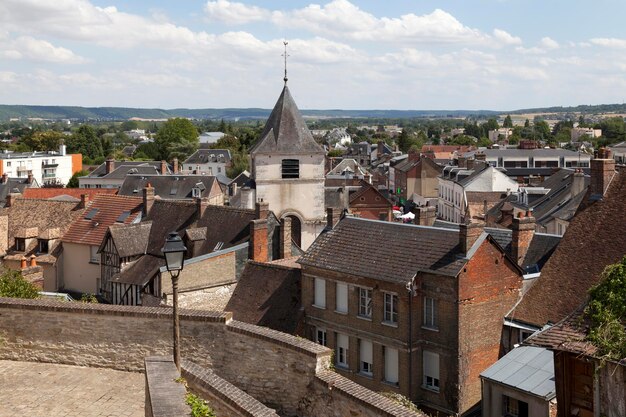 Luchtbeeld van de klokkentoren van de kerk van SaintOuen in Gaillon.