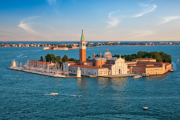 Luchtbeeld van de lagune van Venetië met boten en de kerk van San Giorgio di Maggiore Venetië Italië