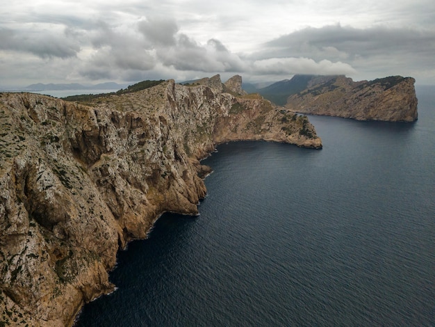 Luchtbeeld van de majestueuze kliffen van het schiereiland Formentor Mallorca