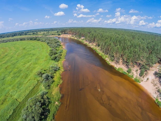 Luchtbeeld van de Mologa-rivier midden in het bos tegen de lucht