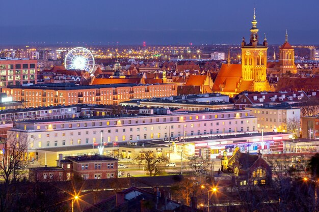 Luchtbeeld van de oude stad met de kerk van Sint-Catherine's nachts in Gdansk, Polen