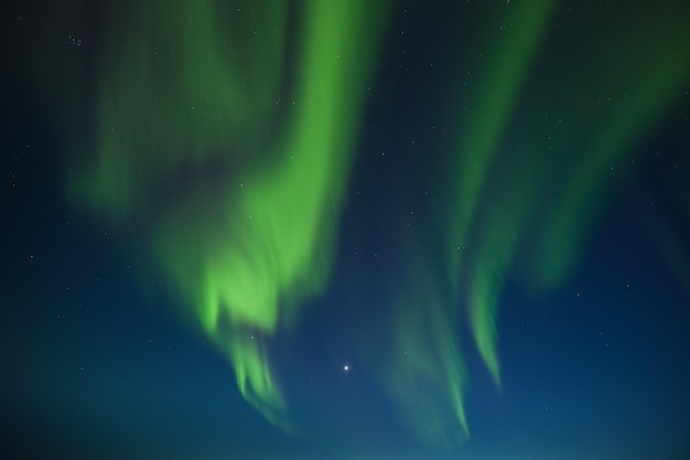 Foto luchtbeeld van de poollicht tegen de nachtelijke hemel